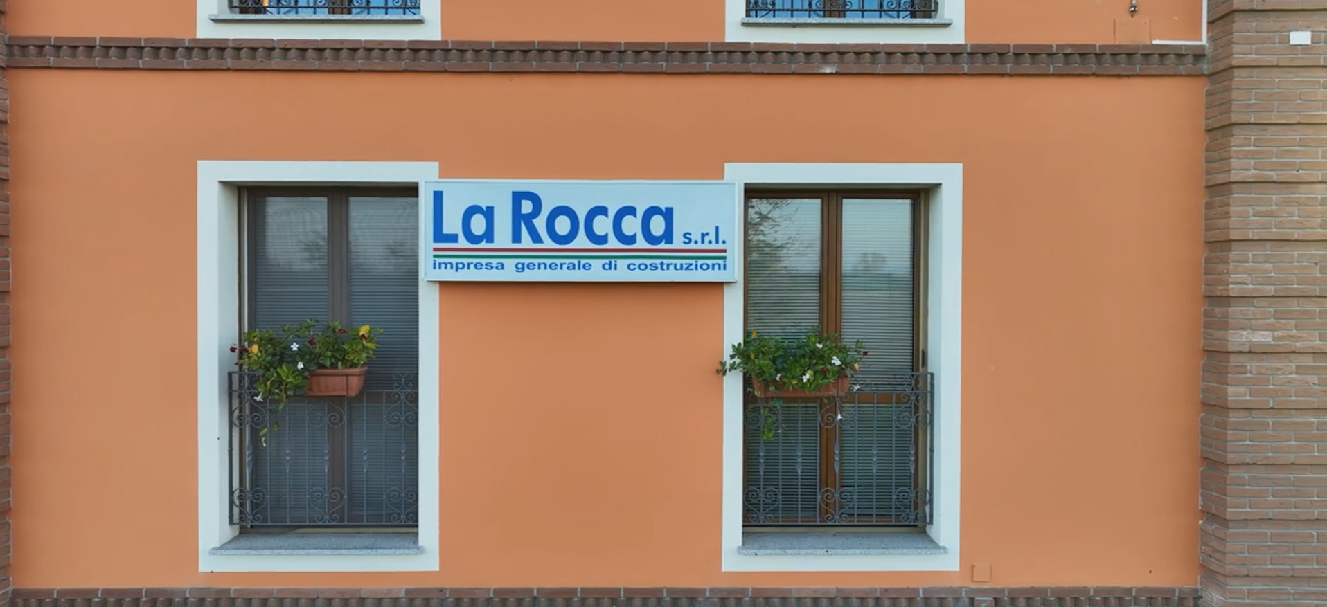Facciata della sede del Gruppo La Rocca